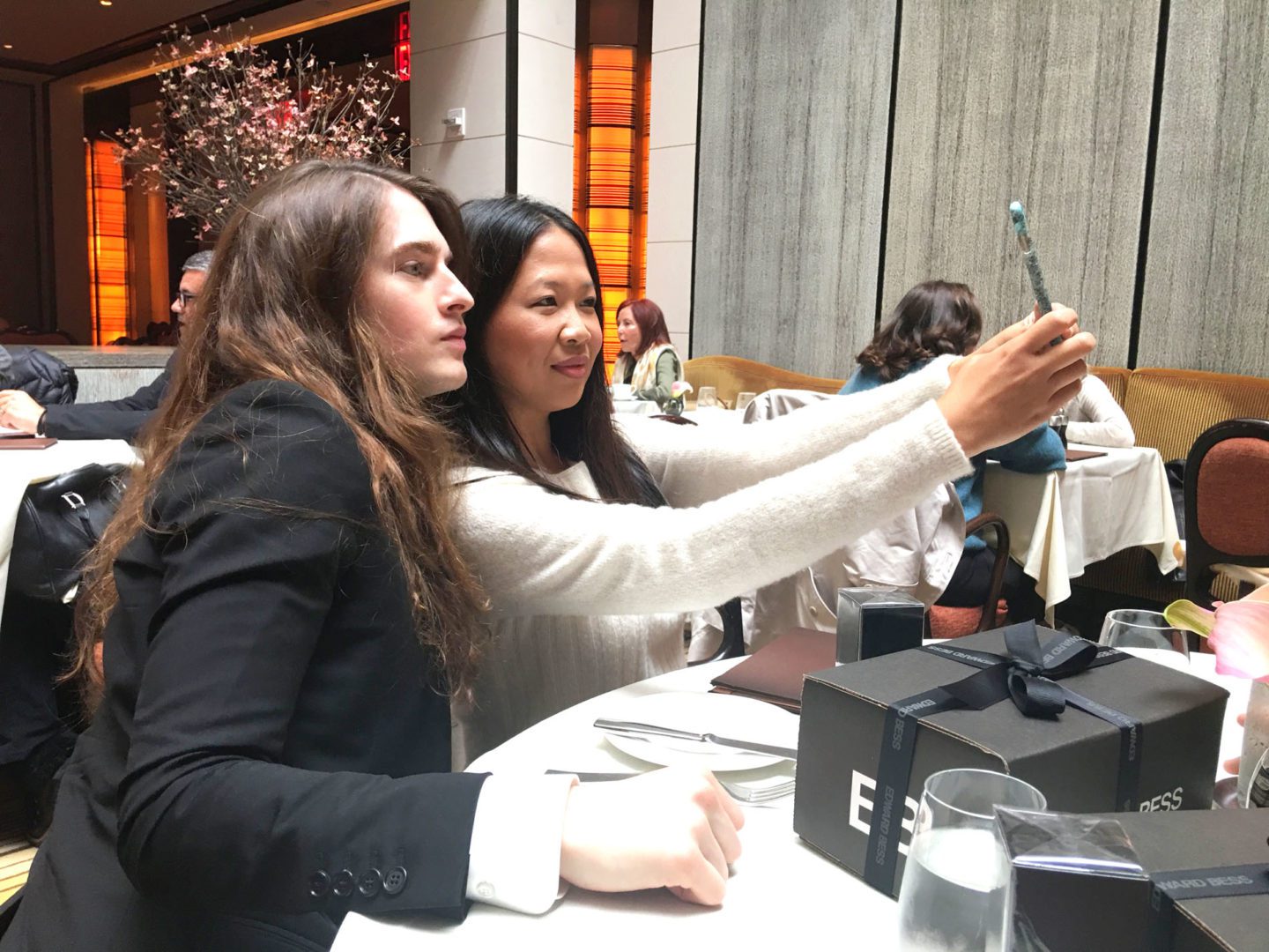 Edward Bess x Fashion Groom Spot selfie time 