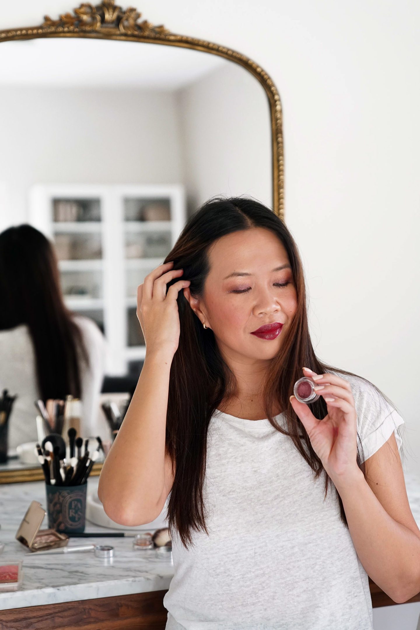 Hourglass Ghost Palette and Scattered Light in Molten