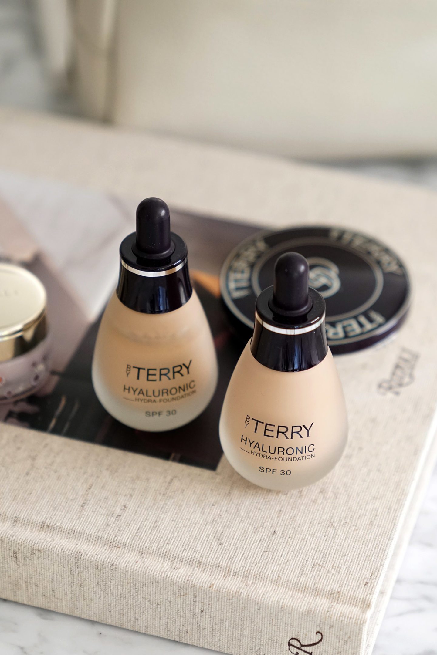By Terry Hyaluronic Hydra-Foundation in 400W and 400N