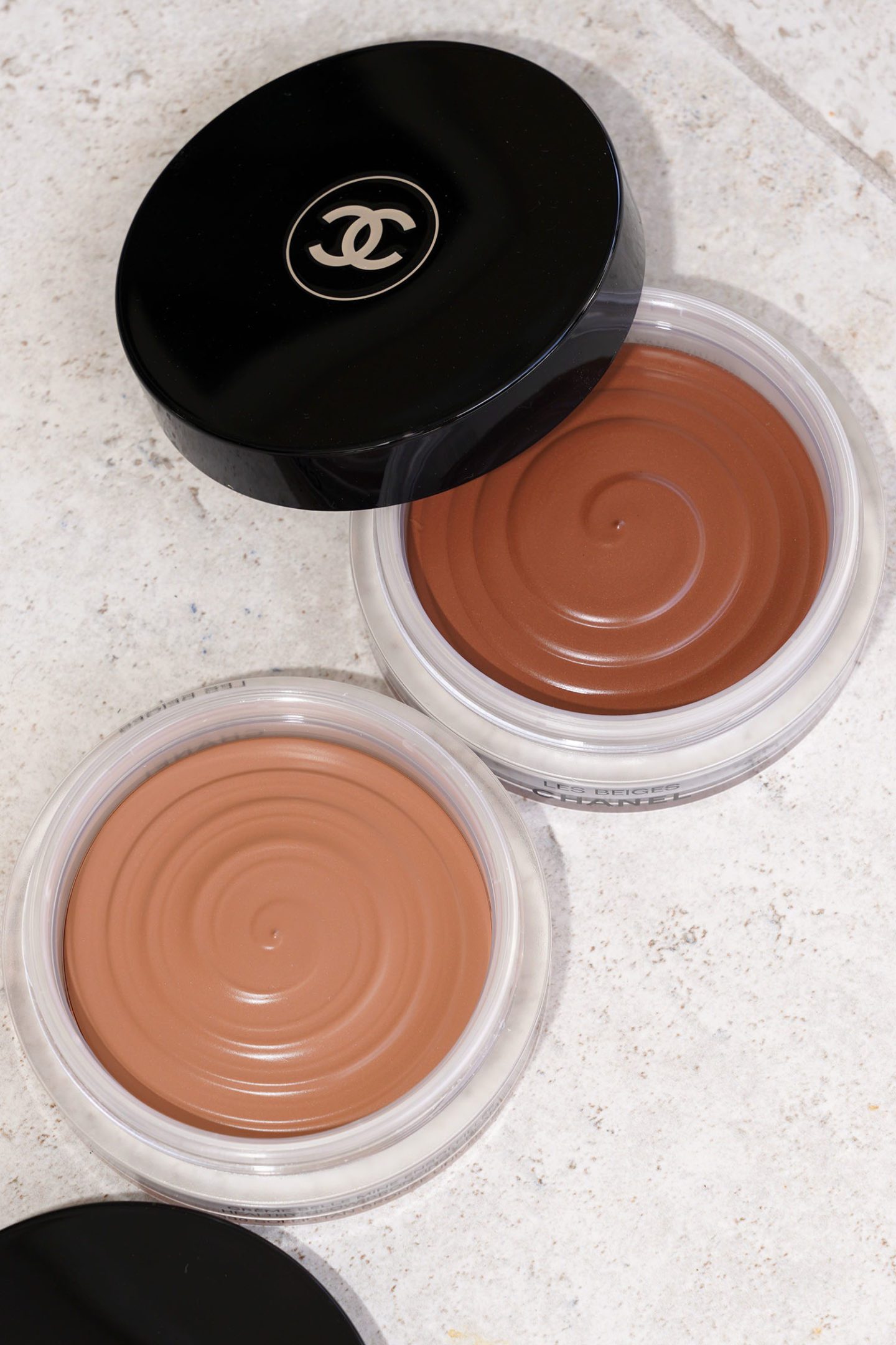 Les Beiges Healthy Glow Bronzing Cream in 390 vs 395