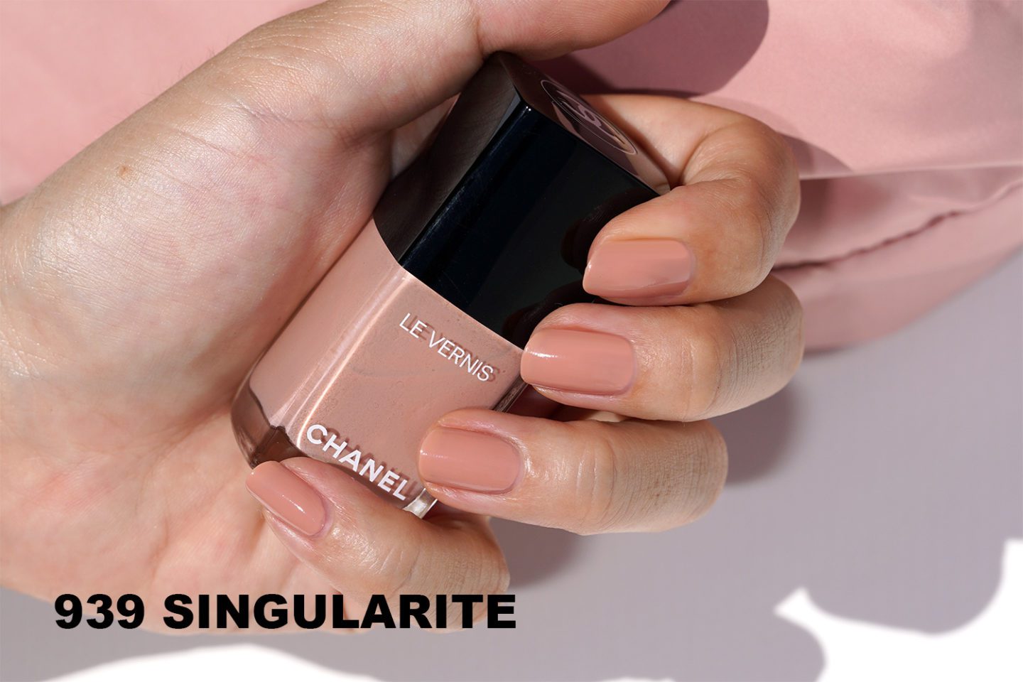Chanel Le Vernis 939 Singularite swatch